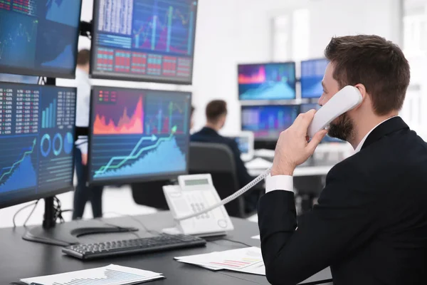 Männlicher Aktienhändler im Amt — Stockfoto