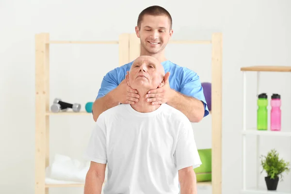 Fysiotherapeut werkt samen met patiënt in kliniek — Stockfoto