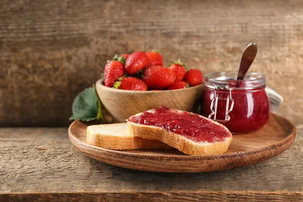 Zelfgemaakte jam en verse aardbeien — Stockfoto