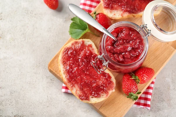 Pot et morceau de pain à la confiture de fraises — Photo