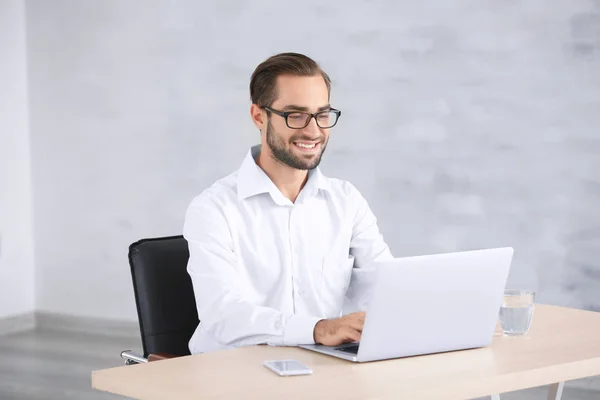 Uomo attraente con computer portatile — Foto Stock