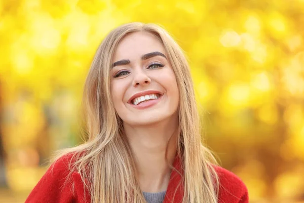 Красива усміхнена жінка в парку — стокове фото