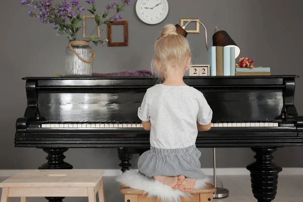 Petite fille jouant du piano à l'intérieur — Photo