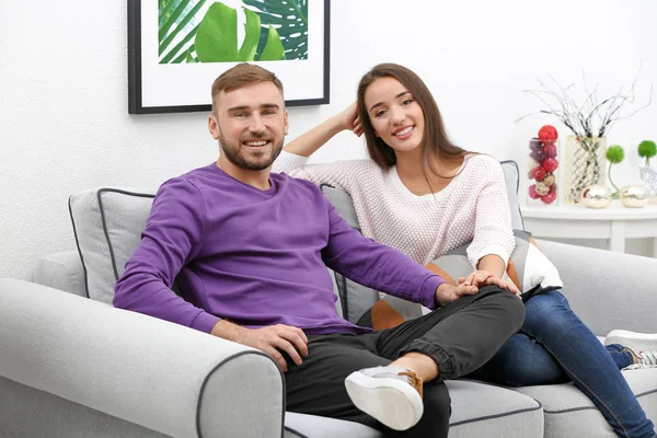 Jovem casal no sofá em casa — Fotografia de Stock