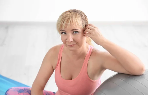 Mooie rijpe vrouw training thuis — Stockfoto