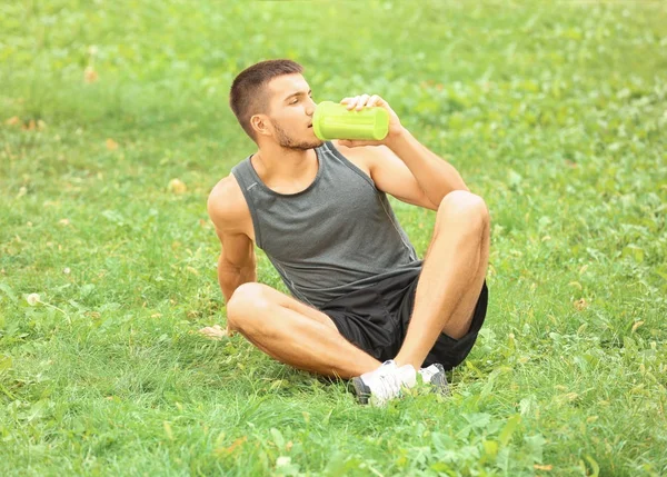 Stilig ung man med proteinshake — Stockfoto