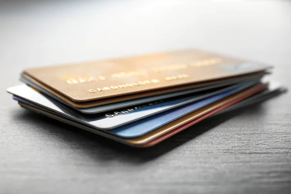 Stapel credit cards — Stockfoto