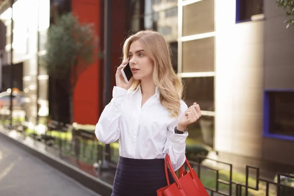 Joven mujer de negocios hablando por teléfono móvil al aire libre —  Fotos de Stock