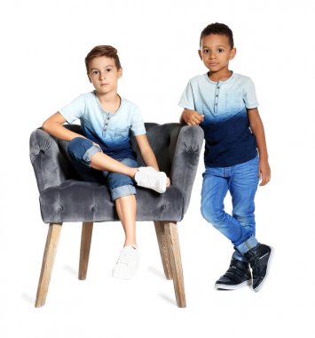 Beyaz arka plan üzerinde sevimli şık erkek