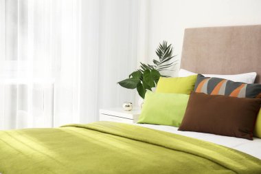 rahat bir yatak yastık ile