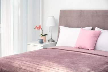 rahat bir yatak yastık ile