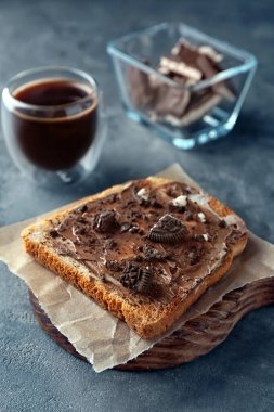 lezzetli kızarmış ekmek ve çikolatalı hamur