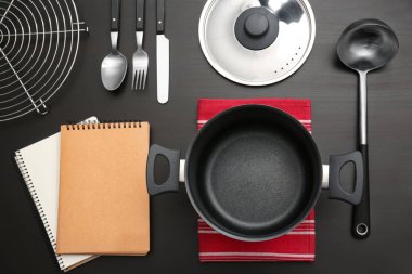 Mutfak aletleri ahşap masada.