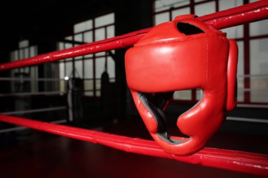 Spor salonunda boks halka ipler üzerinde başlık