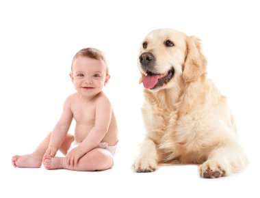 Beyaz arka plan üzerinde sevimli köpek bebekle