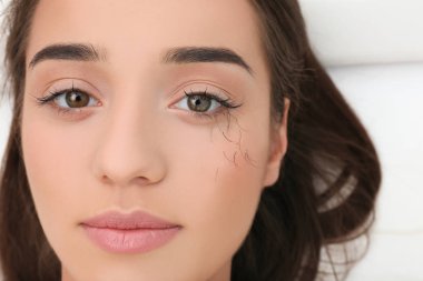 kadın kirpik dökülmesi sorunu ile