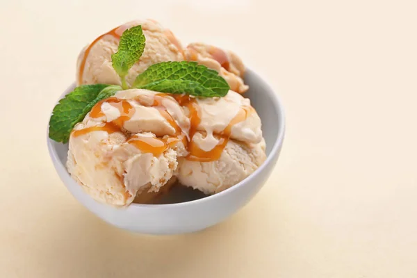Karamell fagylalt tál — Stock Fotó