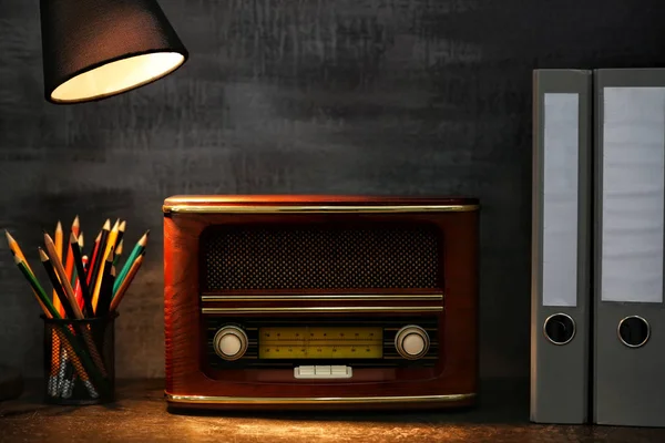 Retro rádio na stole v místnosti — Stock fotografie
