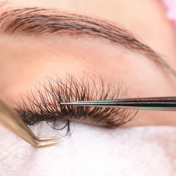 Woman undergoing eyelashes extension procedure — Stock Photo, Image