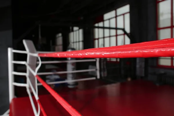 Boxerský ring v tělocvičně — Stock fotografie