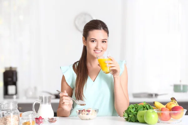 Mujer joven comiendo avena — Foto de Stock