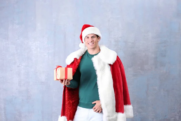 Bell'uomo in costume da Babbo Natale — Foto Stock