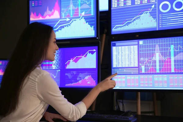 Female stock trader in office — Stock Photo, Image