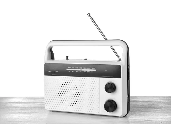 テーブルの上のレトロなラジオ — ストック写真