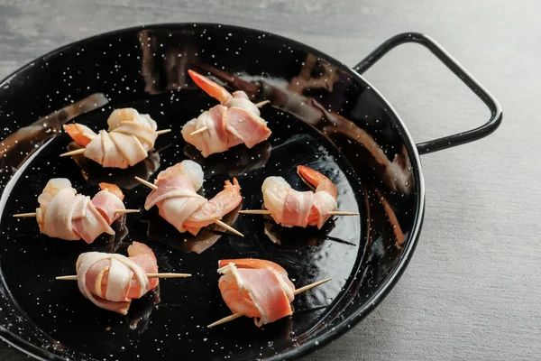 Crevettes enveloppées dans du bacon — Photo
