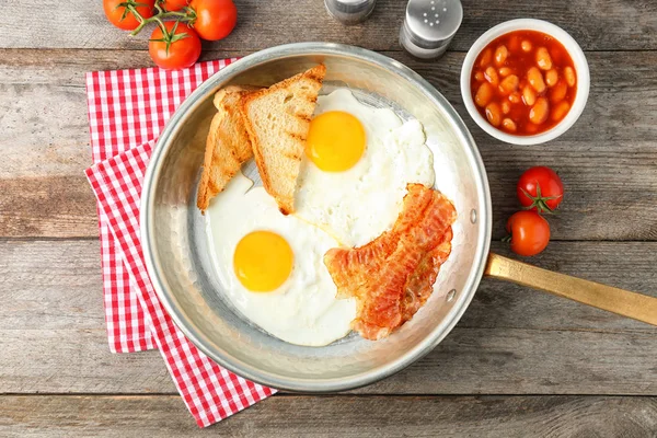 Сковородка с яйцами — стоковое фото