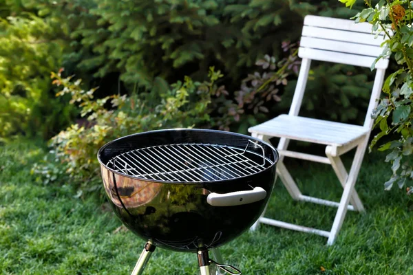 Barbecue grill on backyard — Stock Photo, Image