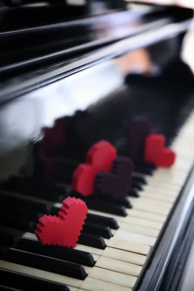 Kleur harten op piano toetsen, close-up — Stockfoto