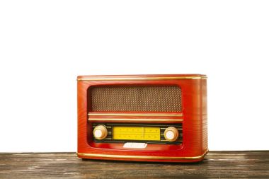 Beyaz arkaplanda retro radyo