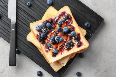 Lezzetli tost ve yaban mersini