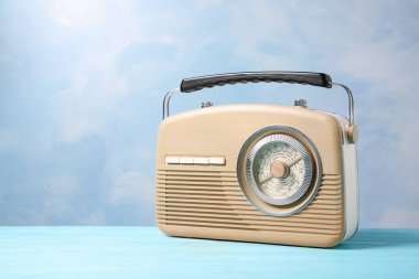 Renk arka plan üzerinde Retro radyo