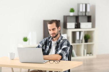 dizüstü bilgisayar ile çekici bir adam