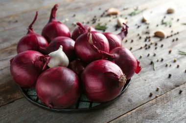 Kırmızı soğan ile plaka