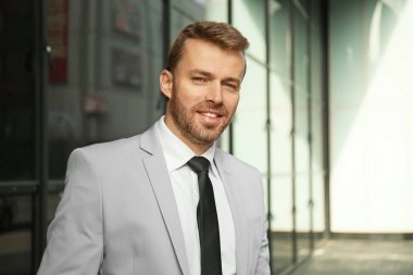 Caddenin üzerinde resmi elbiseli çekici adam
