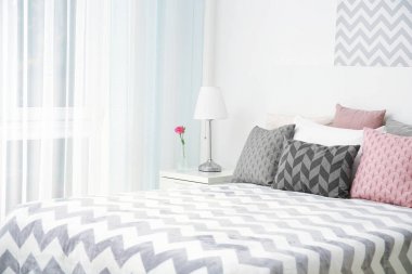 rahat bir yatak yastık ile