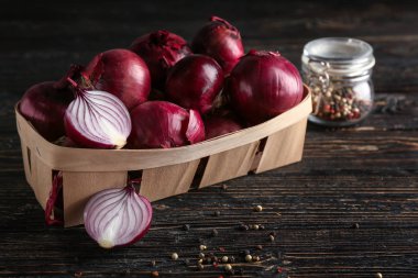 Sepet kırmızı soğan ile