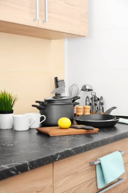 Tablo farklı mutfak gereçleri