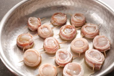 Kızartma tavası pastırma ile sarılmış tarak 