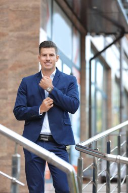 Resmi elbiseli çekici adam 