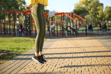 genç kadın ip atlama 