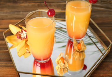 Gözlük lezzetli egzotik kokteyl ile 