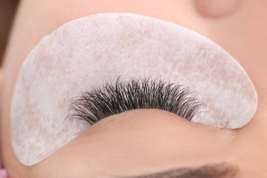 kirpik uzatma yordamı geçiren kadın