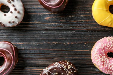 Tahta masada lezzetli çörekler.