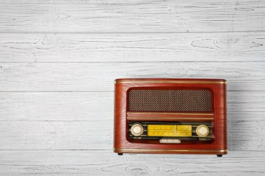 Ahşap arka plan üzerinde Retro radyo