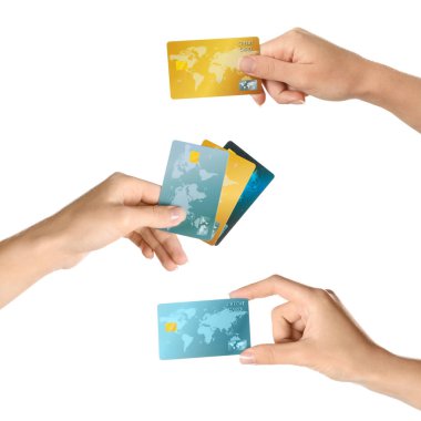 Kredi kartları beyaz arka plan üzerinde tutan kadın