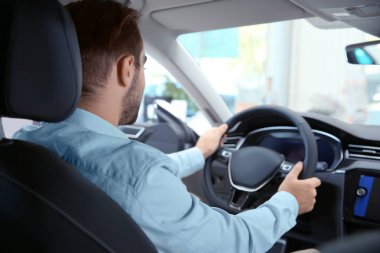 sürücü koltuğu adam 